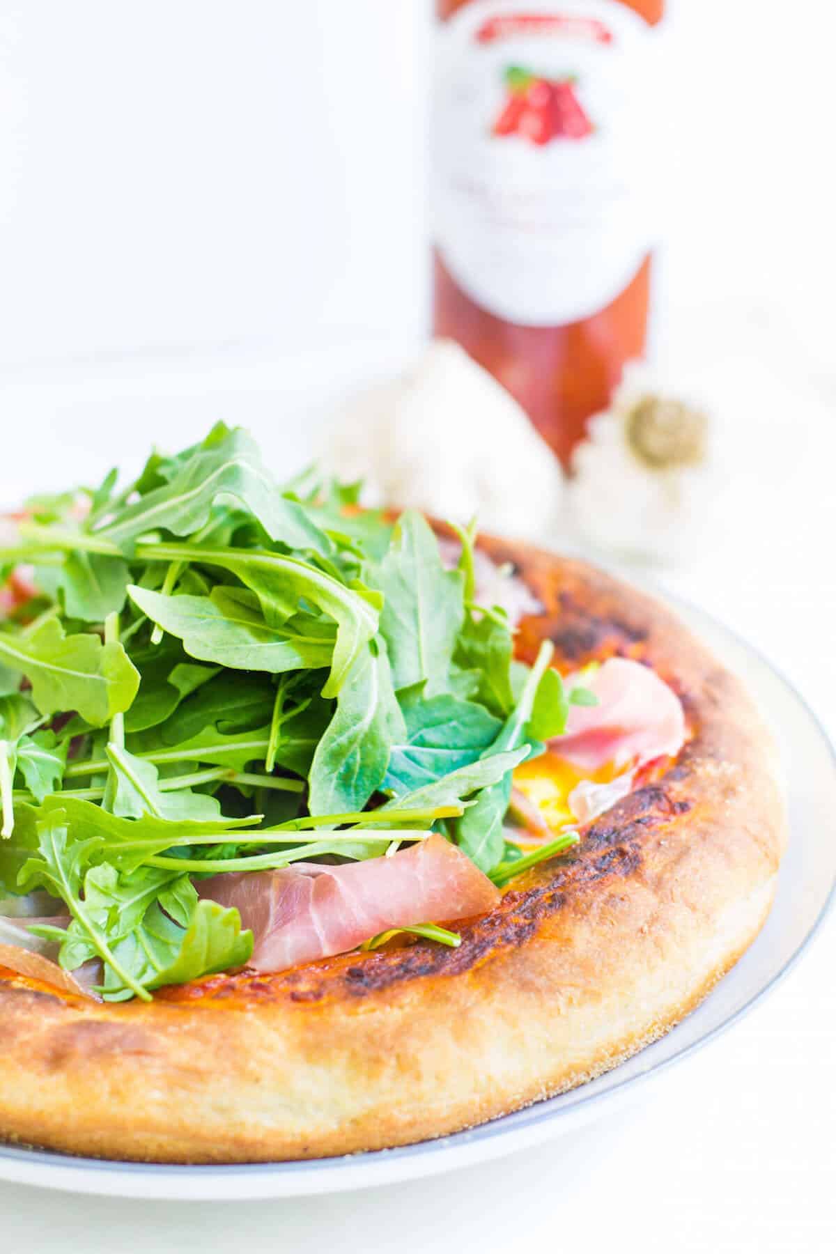 arugula-prosciutto pizza
