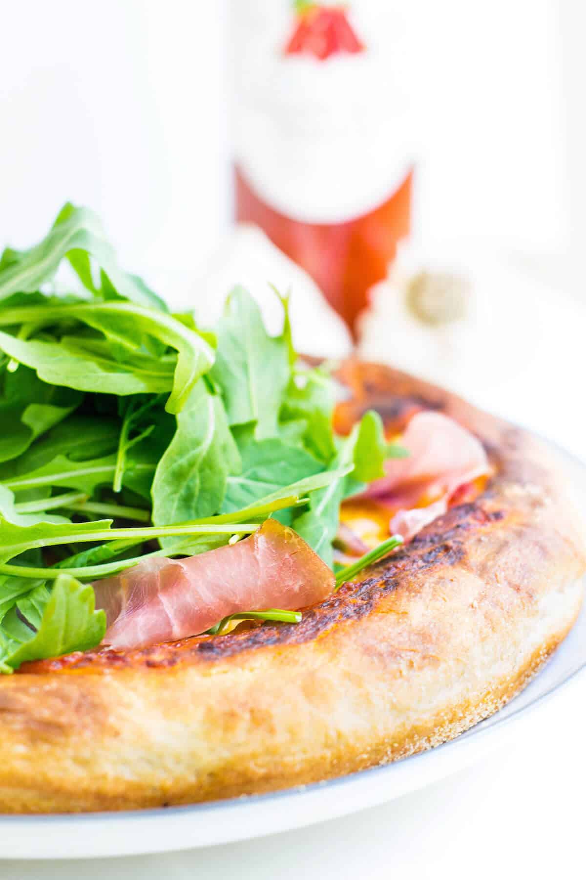 arugula-prosciutto pizza