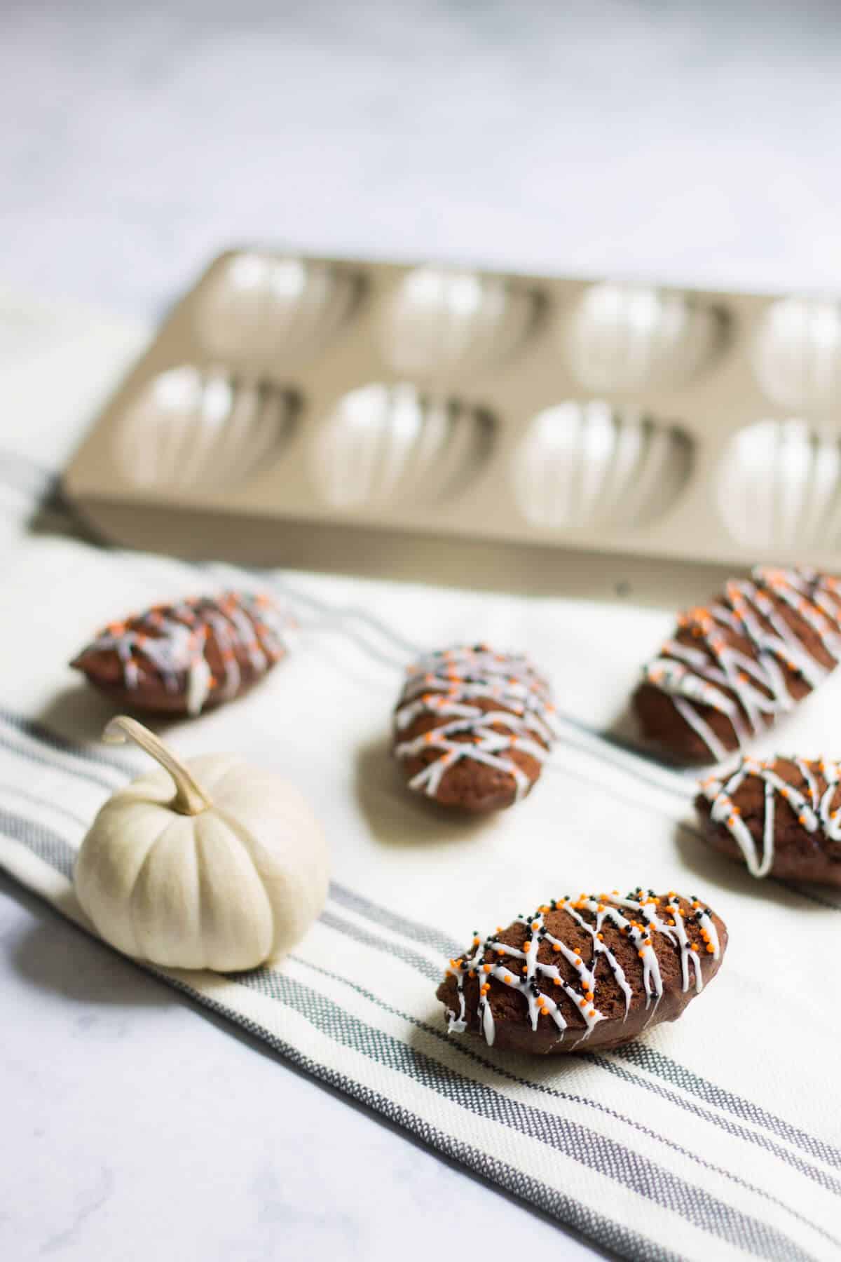 Chocolate Madeleines: Rich and moist, little chocolate cakes! Recipe via MonPetitFour.com