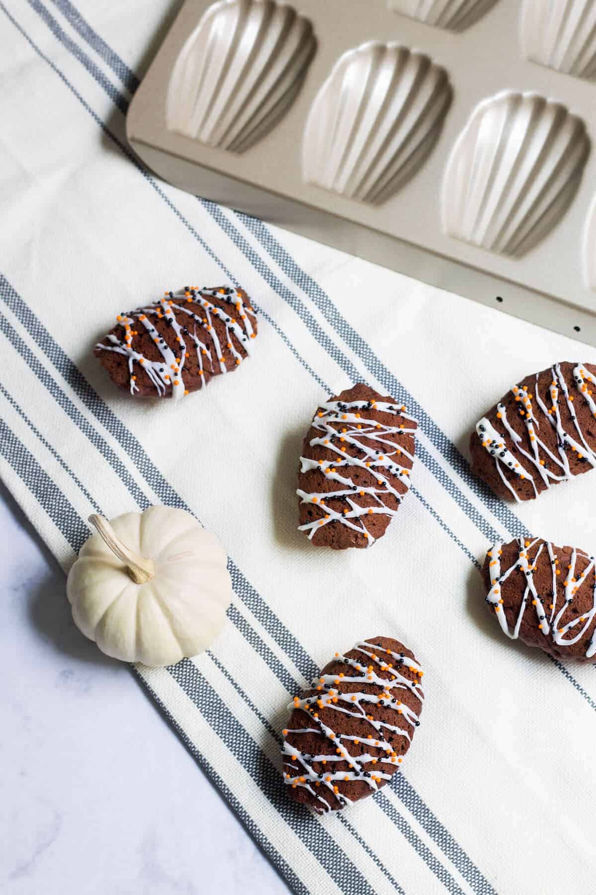 Chocolate Madeleines: Rich and moist, little chocolate cakes! Recipe via MonPetitFour.com
