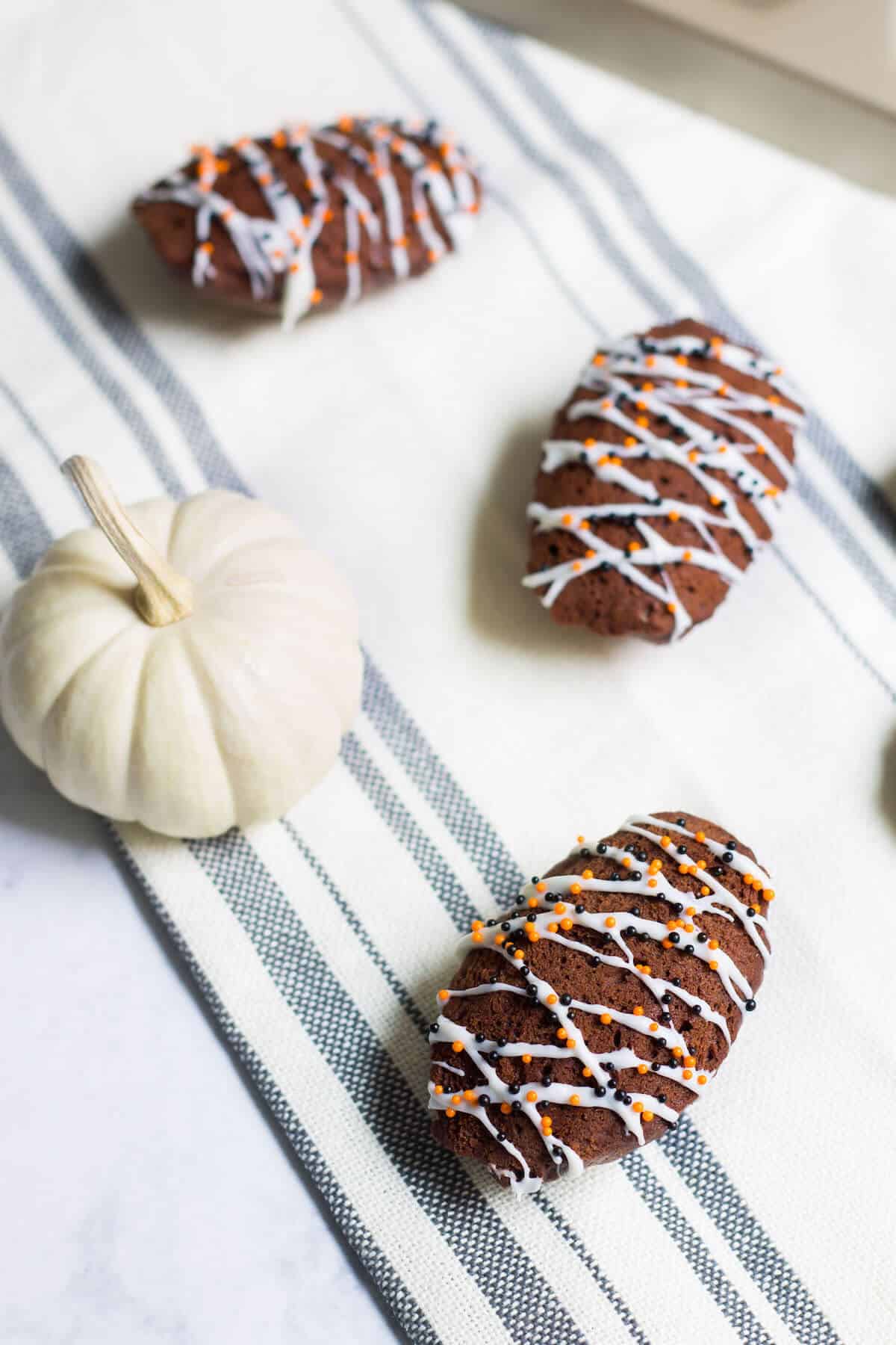 Chocolate Madeleines: Rich and moist, little chocolate cakes! Recipe via MonPetitFour.com