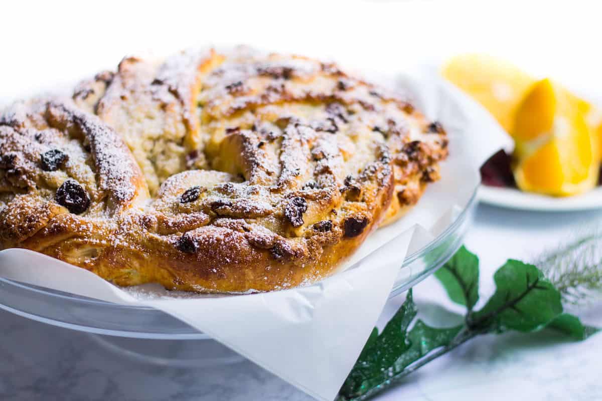 Couronne with Cranberries and Pecans: a holiday bread wreath perfect for breakfast! Recipe via MonPetitFour.com