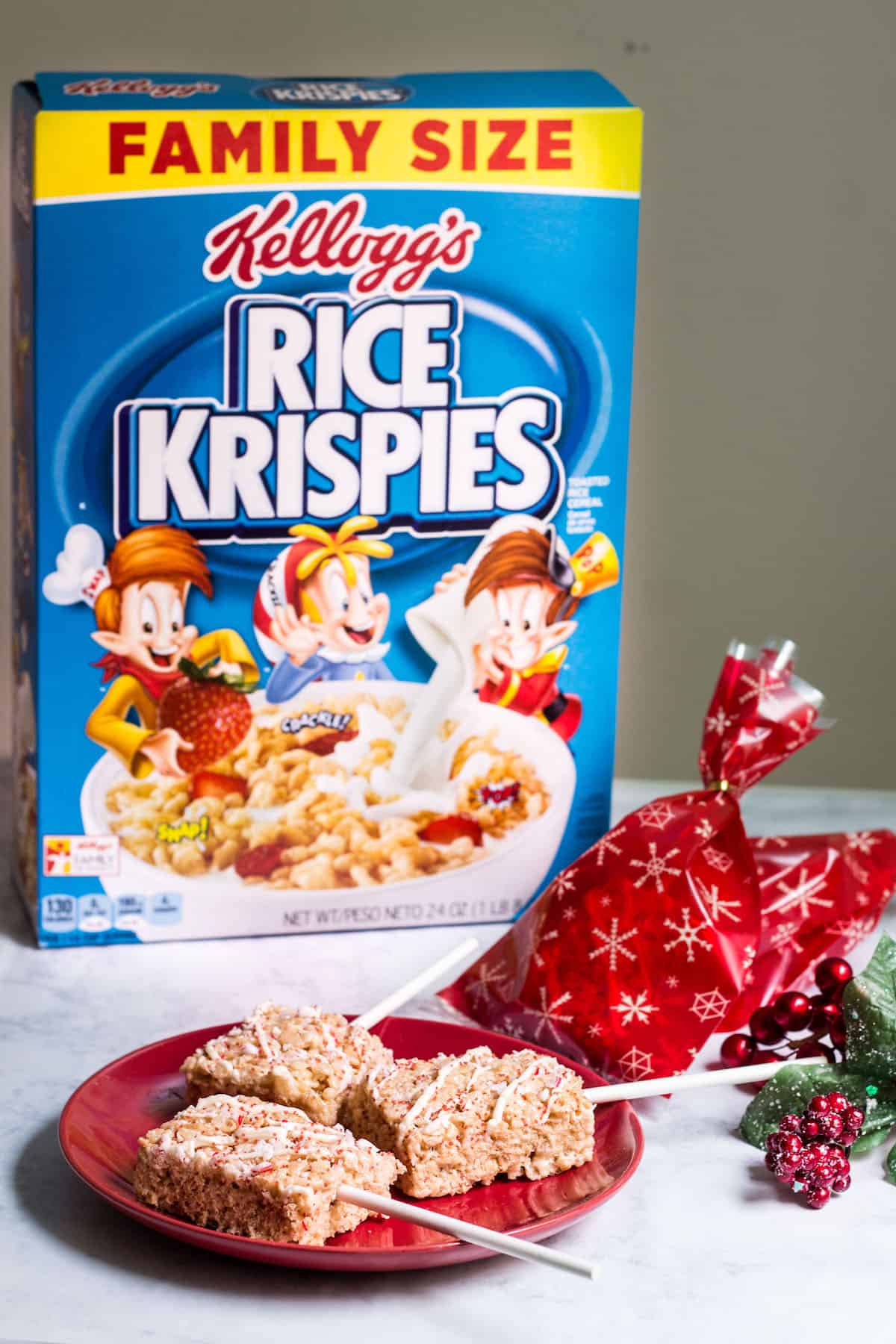 Rice Krispies® Treat Pops: the perfect holiday goody bag gift! Recipe via MonPetitFour.com