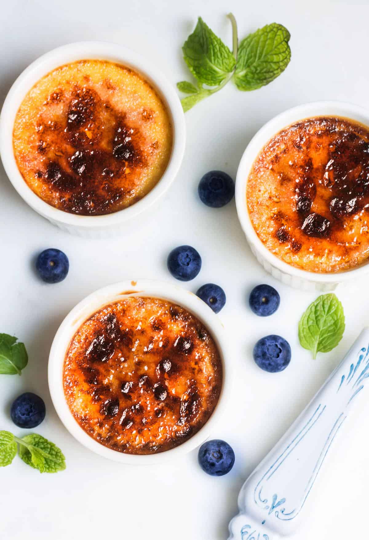 Creme Brulee without a torch! Make vanilla creme brulee with an irresistible sugar topping at home with this recipe! via MonPetitFour.com
