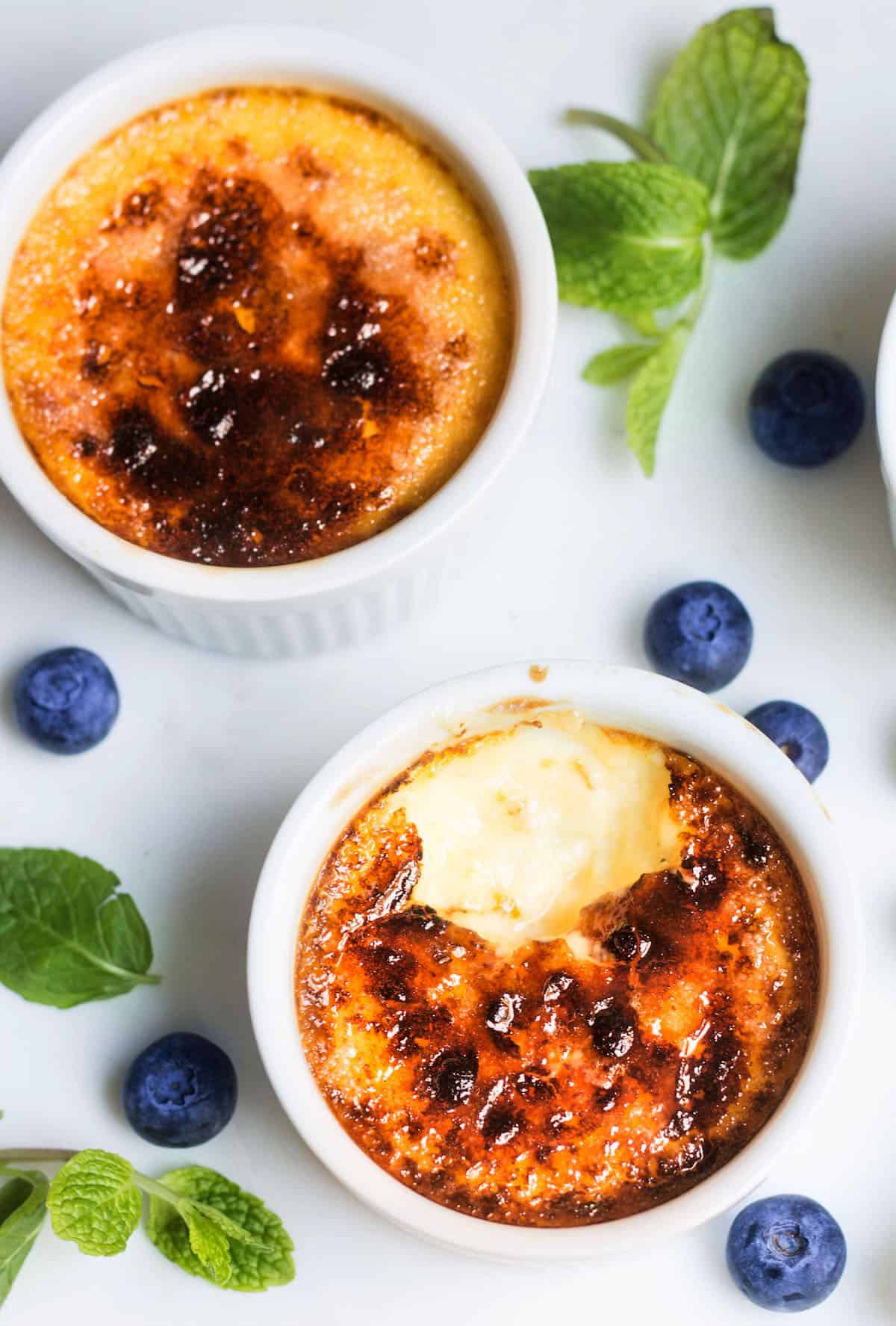 Creme Brulee without a torch! Make vanilla creme brulee with an irresistible sugar topping at home with this recipe! via MonPetitFour.com