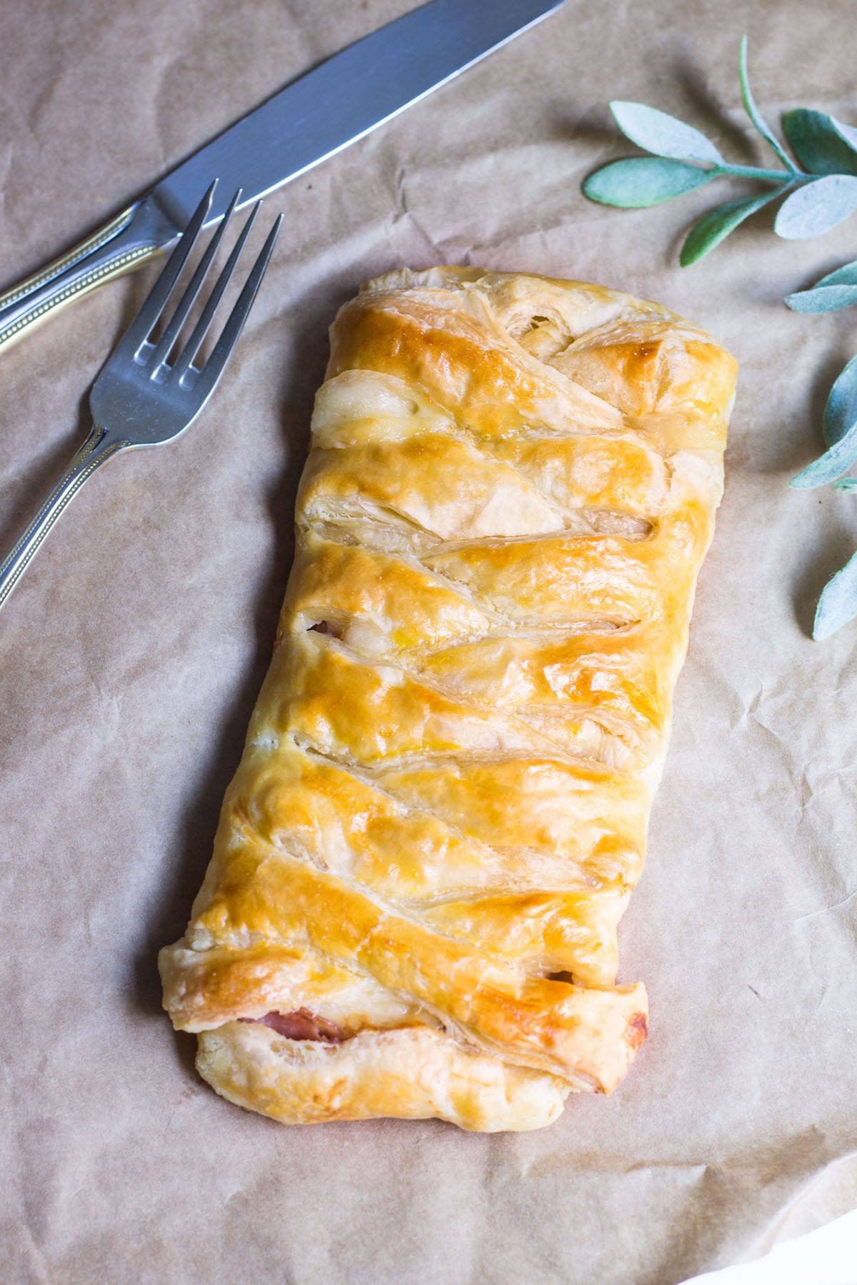 Ham and Cheese Pastry Braid: crowd-pleasing breakfast dish or appetizer! Recipe via MonPetitFour.com
