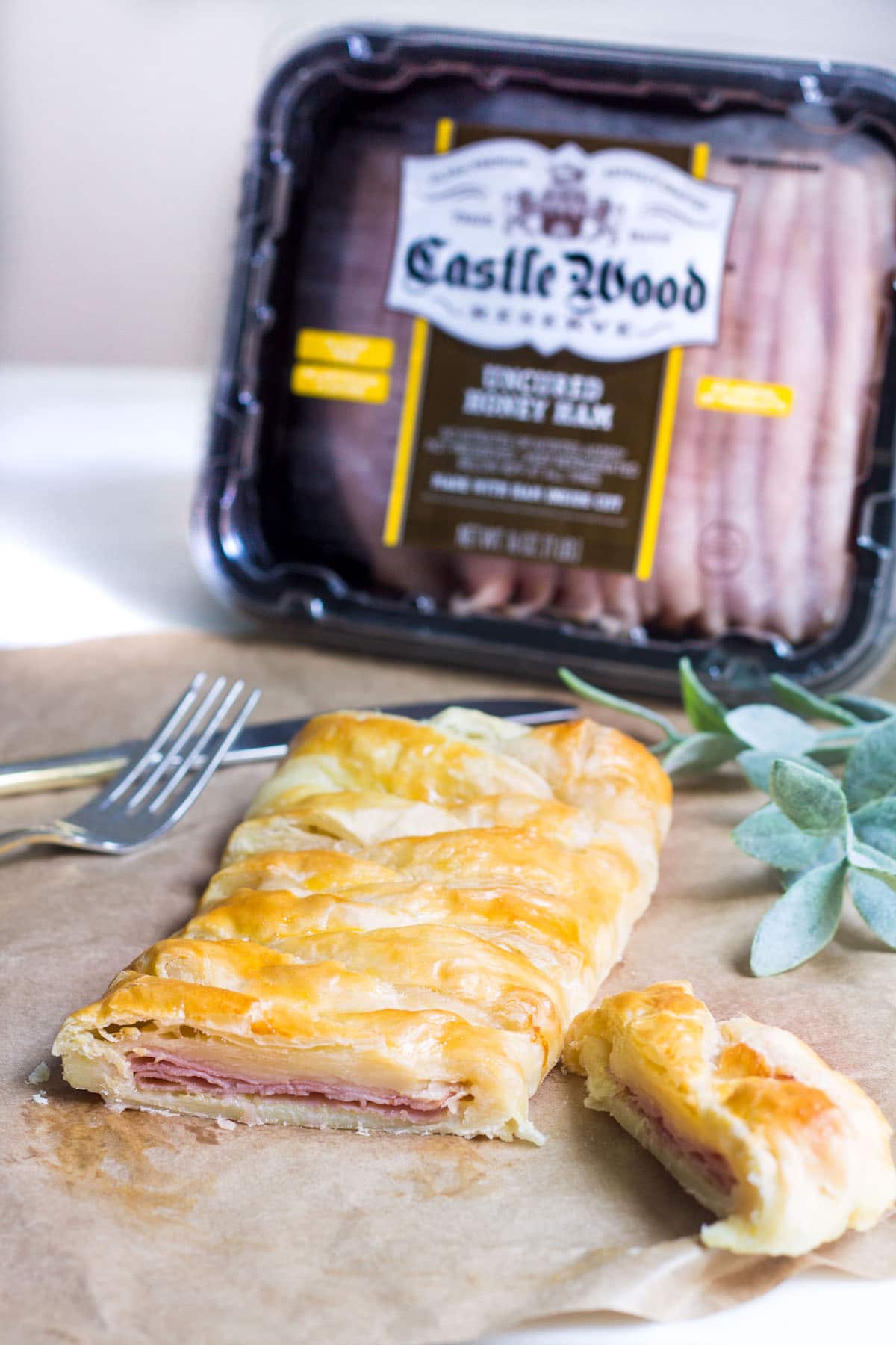 Ham and Cheese Pastry Braid: crowd-pleasing breakfast dish or appetizer! Recipe via MonPetitFour.com