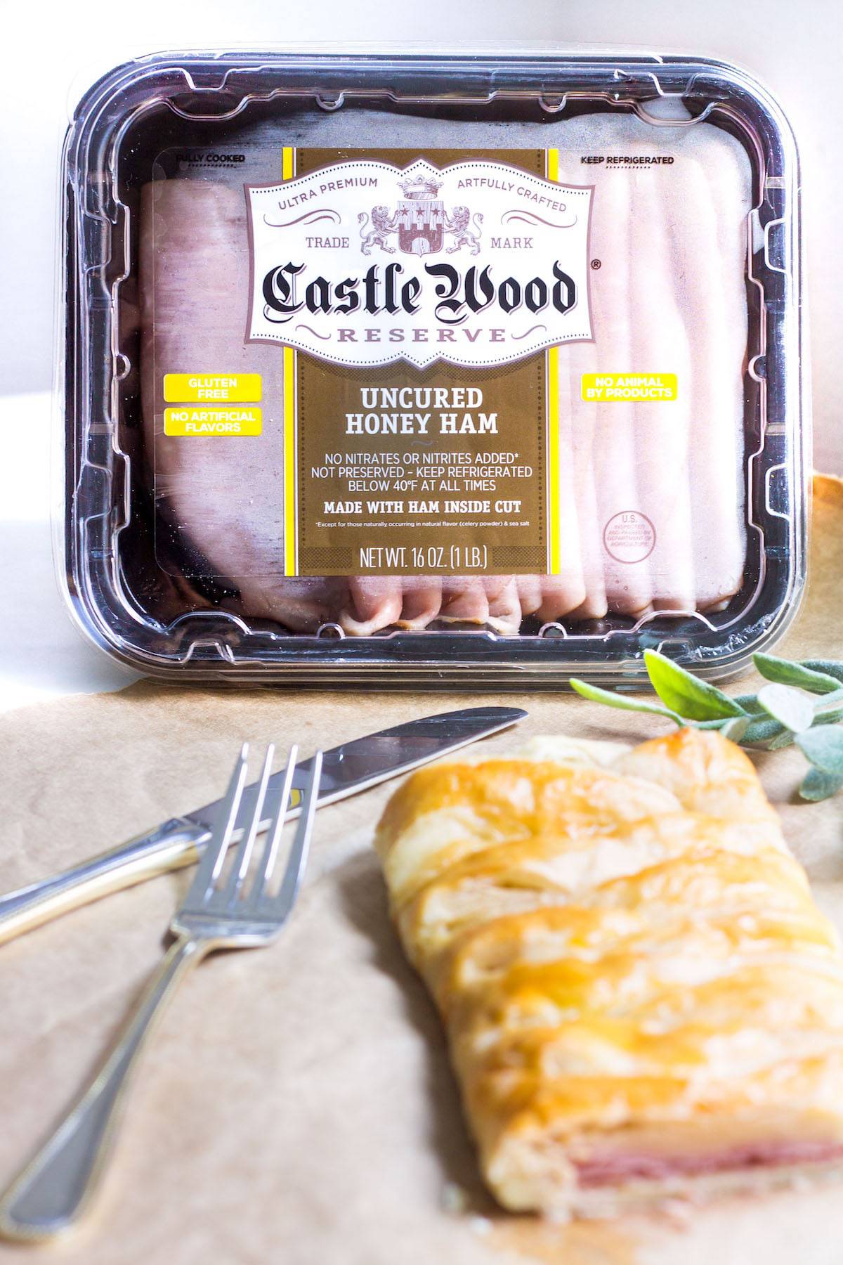 Ham and Cheese Pastry Braid: crowd-pleasing breakfast dish or appetizer! Recipe via MonPetitFour.com
