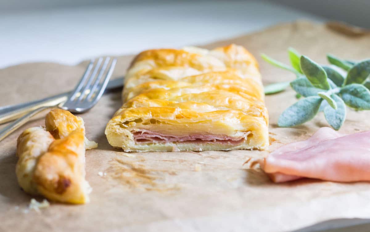 Ham and Cheese Pastry Braid: crowd-pleasing breakfast dish or appetizer! Recipe via MonPetitFour.com