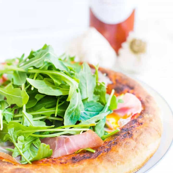 arugula-prosciutto pizza