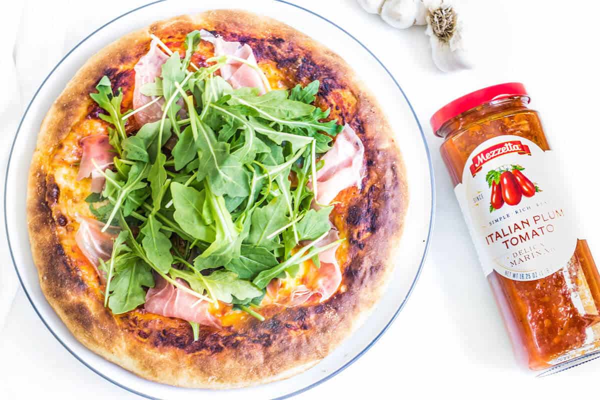 arugula-prosciutto pizza