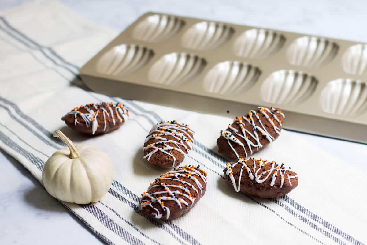 Chocolate Madeleines: Rich and moist, little chocolate cakes! Recipe via MonPetitFour.com