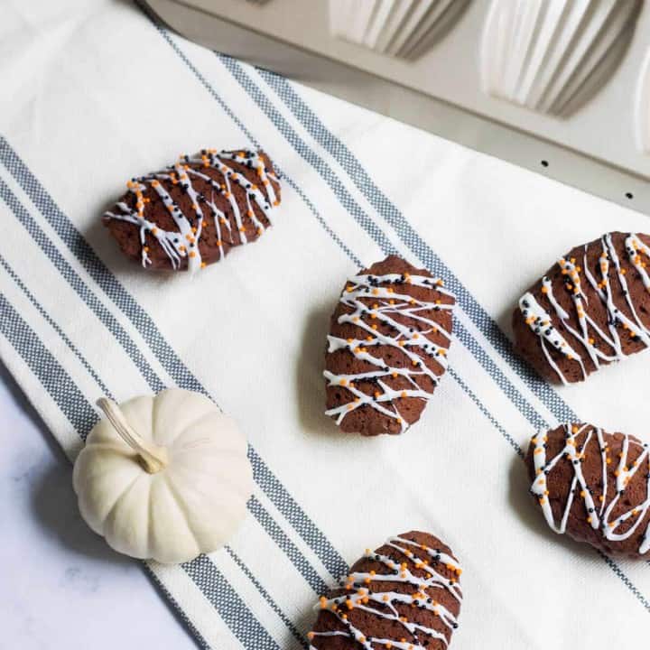 Chocolate Madeleines: Rich and moist, little chocolate cakes! Recipe via MonPetitFour.com