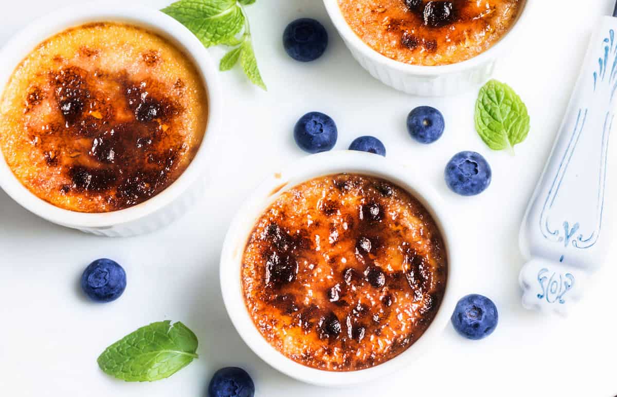 Creme Brulee without a torch! Make vanilla creme brulee with an irresistible sugar topping at home with this recipe! via MonPetitFour.com