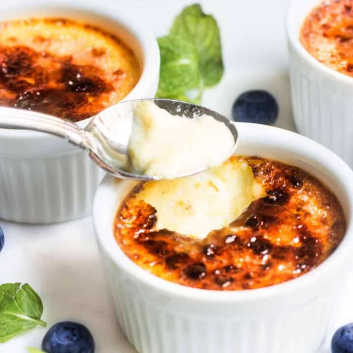 Creme Brulee without a torch! Make vanilla creme brulee with an irresistible sugar topping at home with this recipe! via MonPetitFour.com