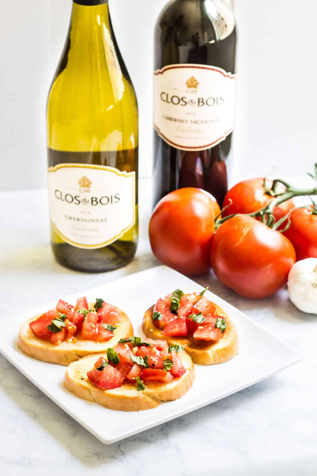 Tomato Crostini: easy appetizer idea using fresh tomatoes, basil, and garlic-flavored baguette slices. French recipe via MonPetitFour.com