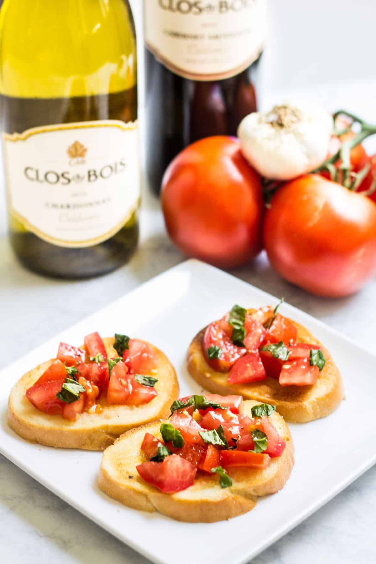 Tomato Crostini: easy appetizer idea using fresh tomatoes, basil, and garlic-flavored baguette slices. French recipe via MonPetitFour.com