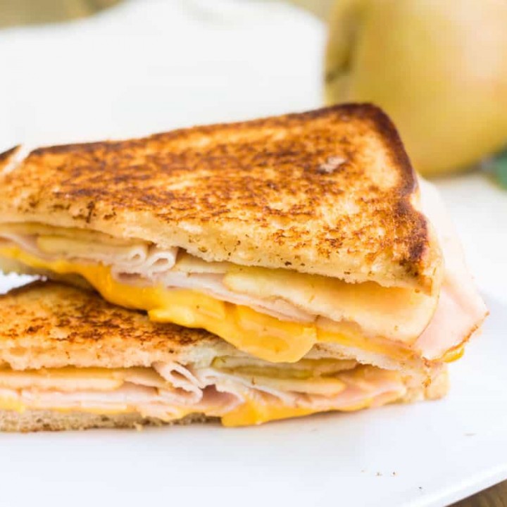 Turkey-Apple Grilled Cheese Sandwich: a perfect back-to-school, fall sandwich made with cheddar cheese, deli turkey, and granny smith apple slices. A easy and yummy fall recipe via MonPetitFour.com