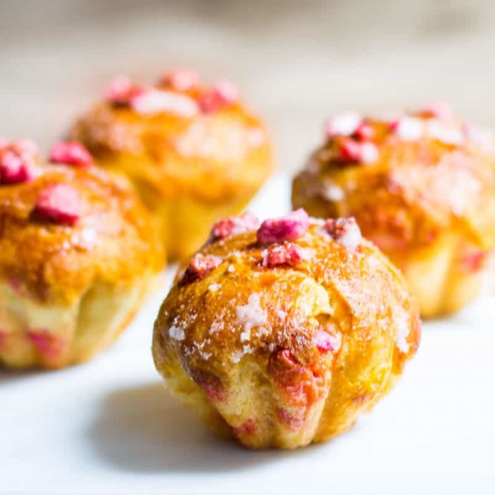 Brioches aux pralines roses: fluffy, buttery bread rolls filled with sweet almond pralines. French recipe via MonPetitFour.com