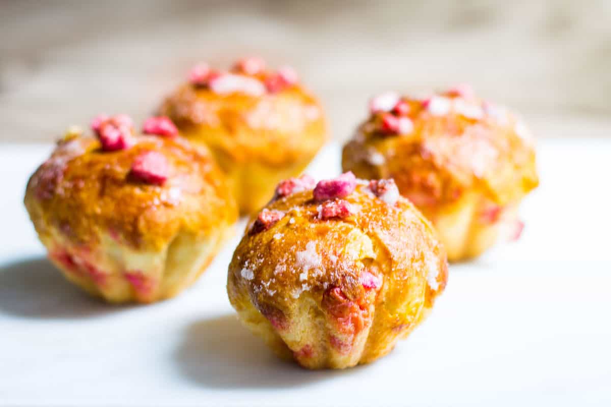 Brioches aux pralines roses: fluffy, buttery bread rolls filled with sweet almond pralines. French recipe via MonPetitFour.com
