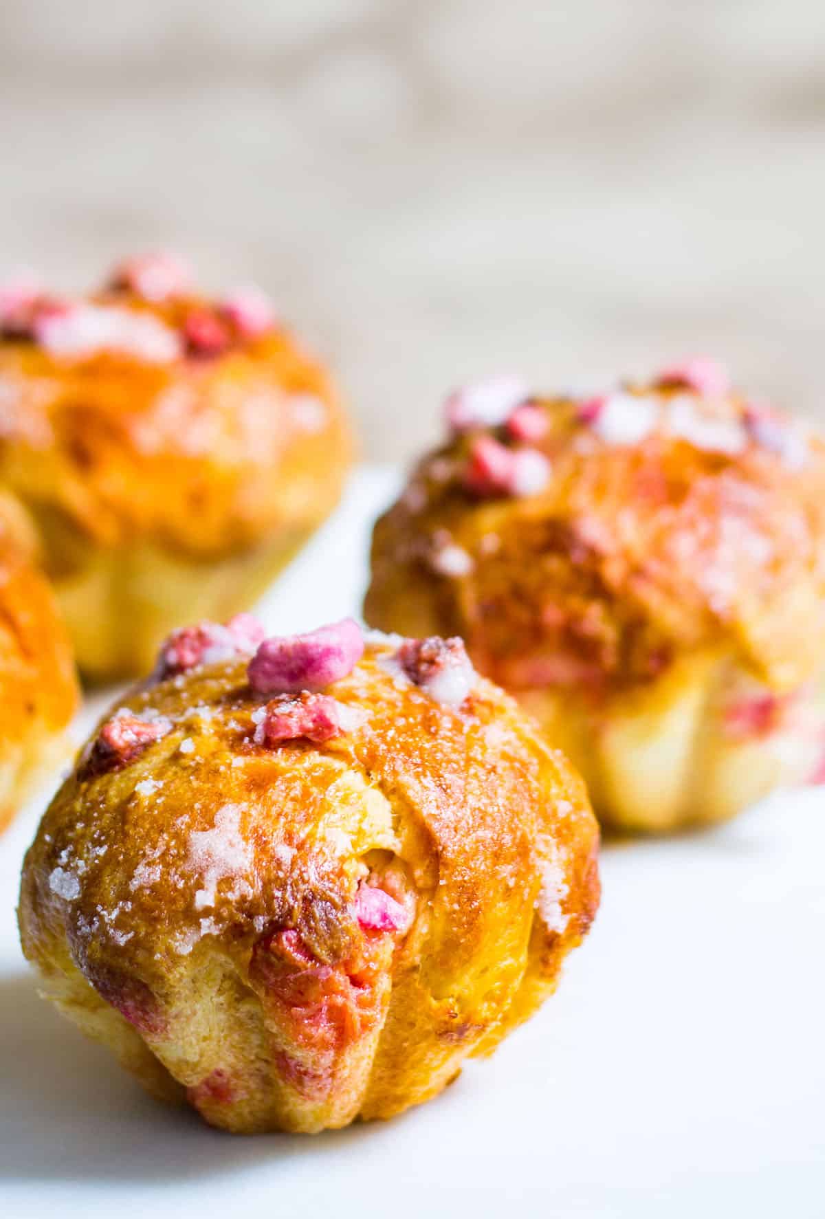 Brioches aux pralines roses: fluffy, buttery bread rolls filled with sweet almond pralines. French recipe via MonPetitFour.com
