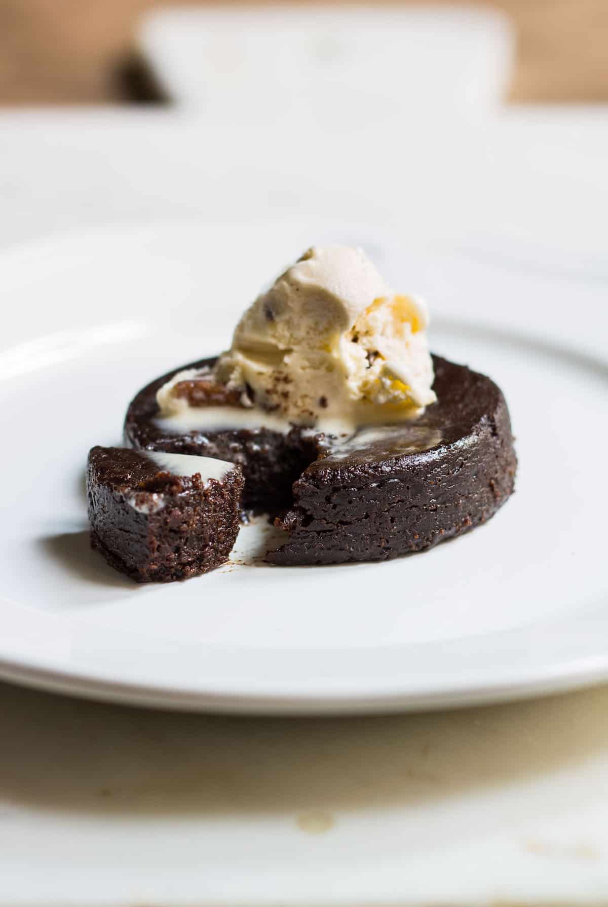 Chocolate Fudge Cakes made in the Instant Pot! Easy, quick recipe via MonPetitFour.com